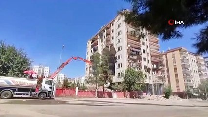 L'immeuble fortement endommagé, qui continue d'être démoli, a été divisé en deux.