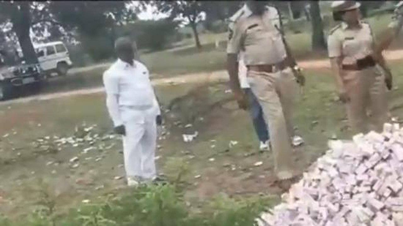 అనంతపురం జిల్లా: కర్ణాటక మద్యం ధ్వంసం