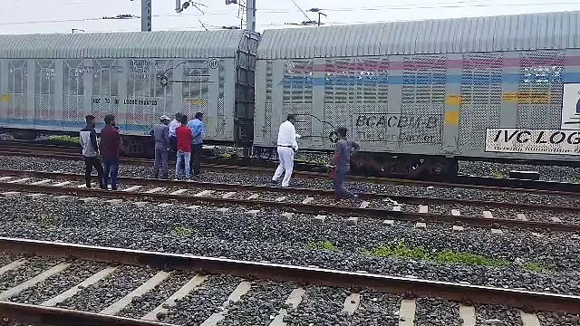 SURAT VIDEO/ उधना यार्ड में मालगाड़ी के दो डिब्बे पटरी से उतरे, मेन लाइन पर असर नहीं