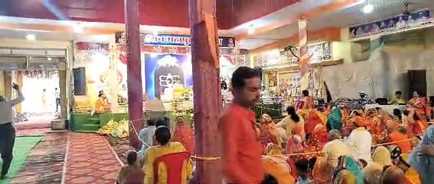 शिवमहापुरण में श्रद्धालु भक्ति में भाव विभोर होकर नाच रहे