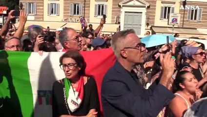 Michela Murgia, i presenti intonano 'Bella Ciao' fuori la chiesa