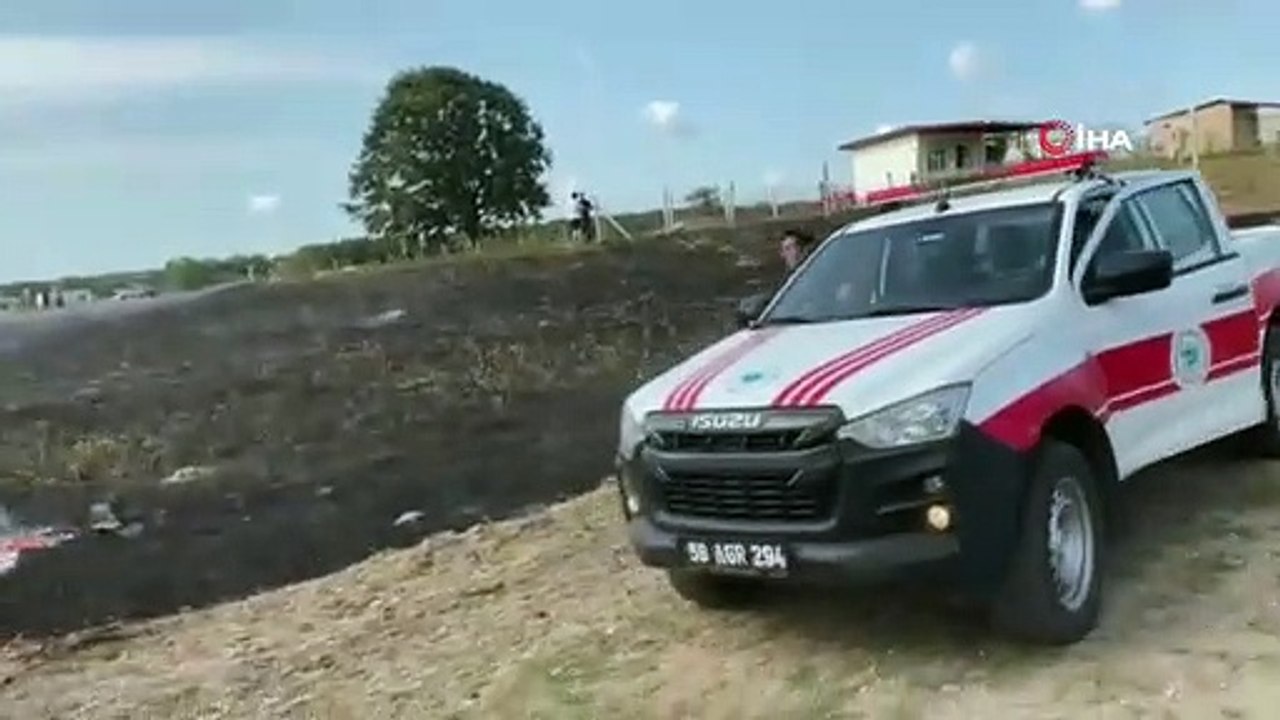 L'incendie qui s'est déclaré dans le quartier Kapaklı de Tekirdağ a transformé la prairie en cendres