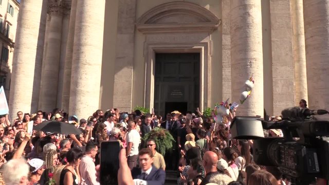 Michela Murgia, l'uscita del feretro dalla chiesa degli Artisti a Roma portato da Saviano
