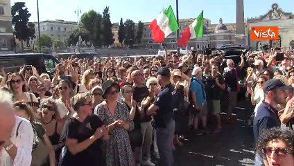 Addio a Michela Murgia, la folla fuori dalla Chiesa canta "Bella ciao"