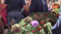 Funerali Michela Murgia, la bara portata a spalla fuori dalla Chiesa tra gli applausi