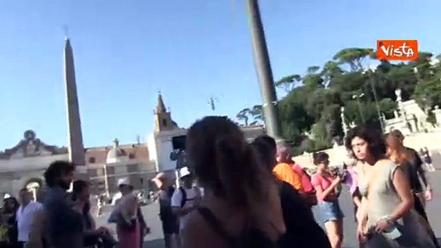 Elly Schlein commossa al funerale di Michela Murgia, lascia la Chiesa senza rilasciare dichiarazioni