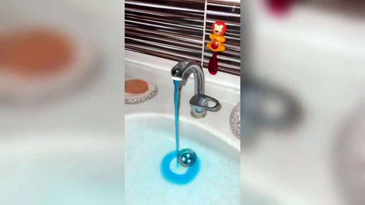 L'eau bleue qui coule des robinets à Izmir a étonné ceux qui l'ont vue