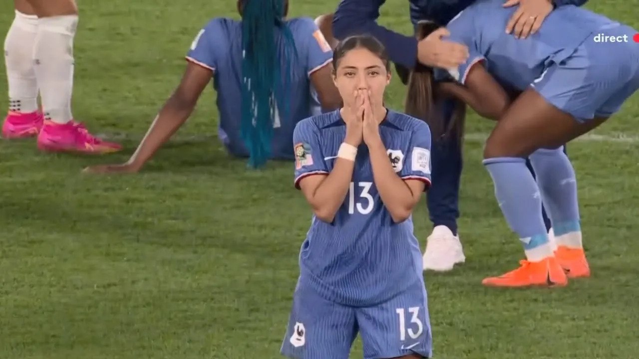 Les Bleues éliminées par l'Australie l'interminable séance de tirs au but rend les internautes fous