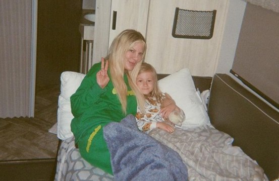 Tori Spelling aclara a sus fan que está construyendo recuerdos invaluables con sus hijos en una casa rodante