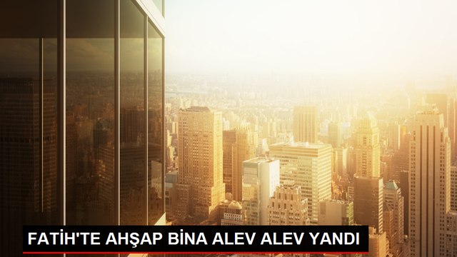 Fatih'te 2 Katlı Ahşap Binada Yangın Çıktı