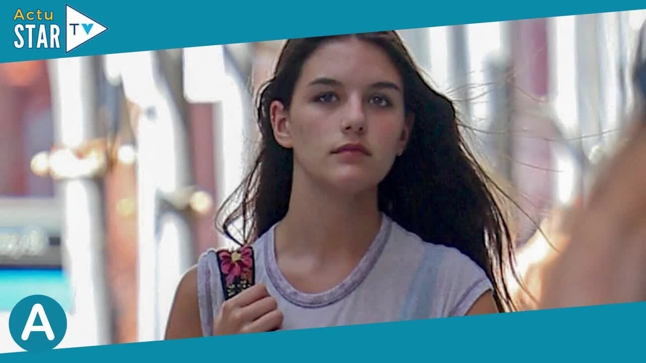 Suri Cruise  À 17 ans, la fille de Tom Cruise, jolie brune aux cheveux longs    a des jambes très m