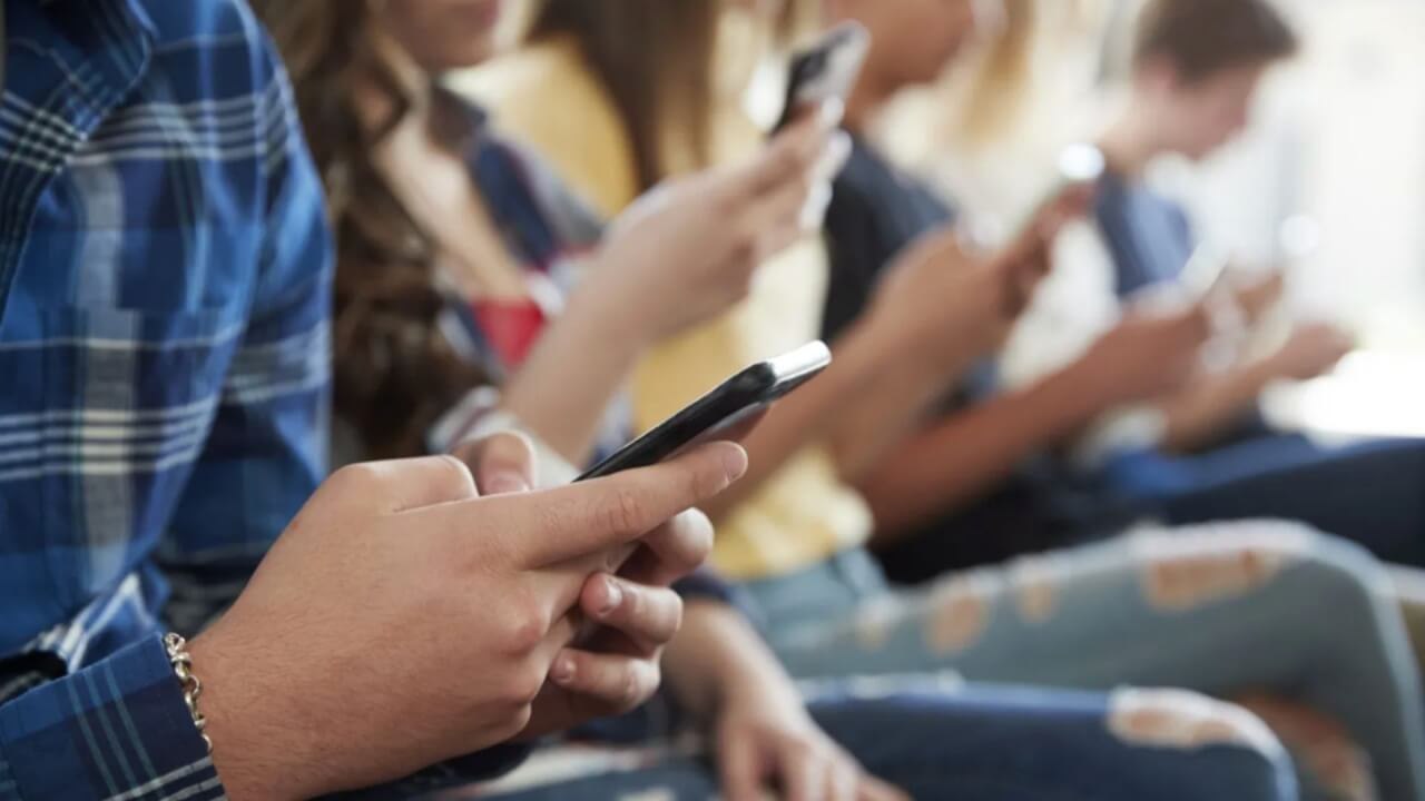 Social media use is taking a toll kids’ mental health. These 8 tips for parents can help