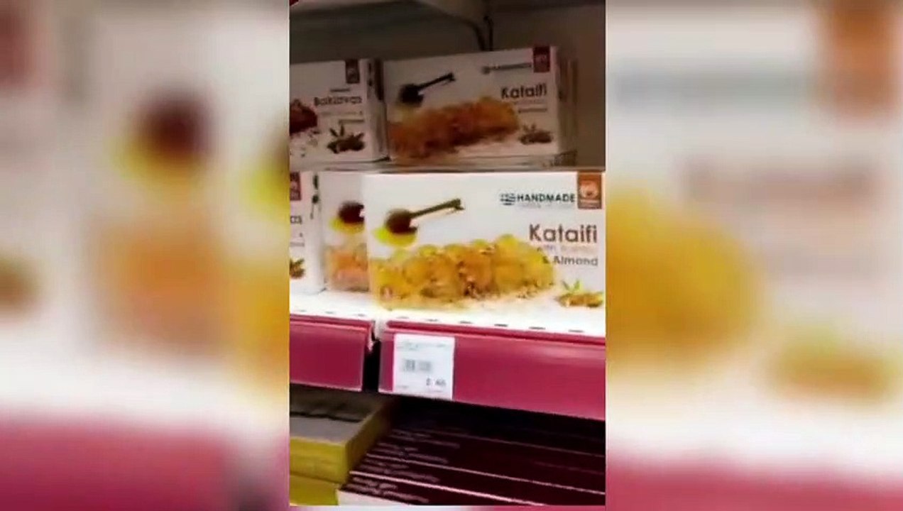 Yunanistan'da bir Market raflarında yer alan ür...