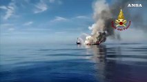 Imbarcazione in fiamme affonda a Livorno, 3 bambini tra i superstiti