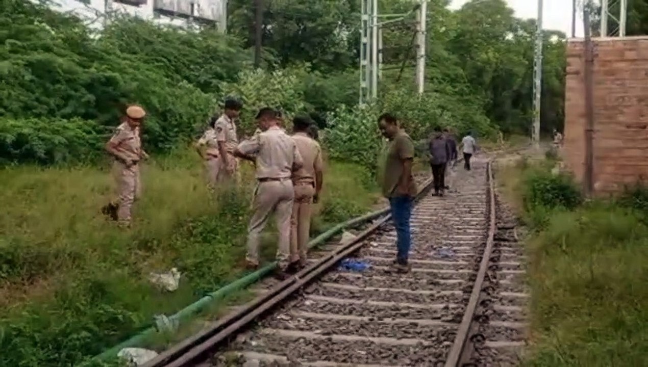 रेलवे ट्रैक के पास मिला महिला का शव, पुलिस को हत्या की आशंका, देखें VIDEO