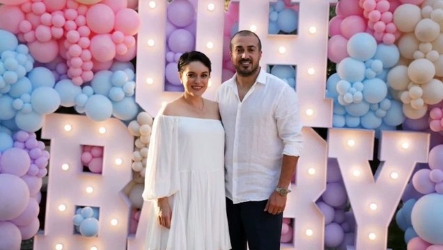 6 aylık hamile Ezgi Mola, karnı burnunda bikinili pozlarını paylaştı