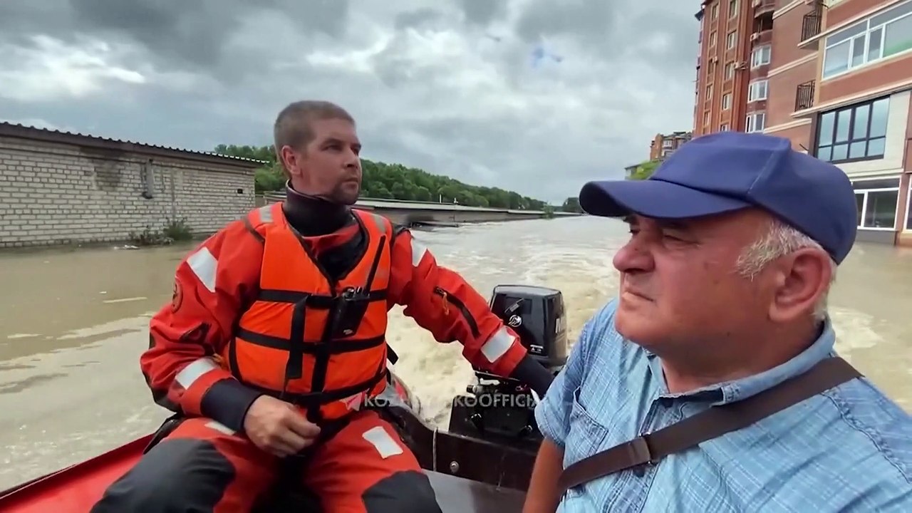 Прорыв дамбы и эвакуация из-за наводнения в При...