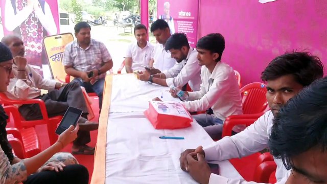 मोबाइल पाकर ​खिले महिलाओ के चेहरे, मोबाइल चलाना भी सीख रही महिलाएं