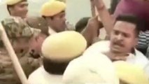 जयपुर: छात्रसंघ चुनाव पर रोक के बाद यूनिवर्सिटी के बाहर कई छात्र नेताओं और पुलिस में झड़प, देखें वीडियो