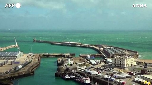 Barcone con a bordo dei migranti si rovescia nella Manica, almeno sei morti