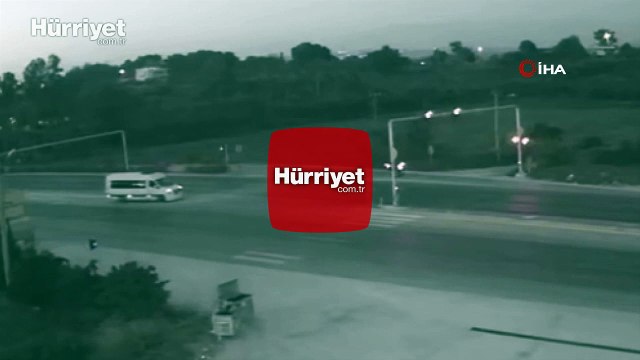 Kırmızı ışık ihlali yapıp ters şeride geçti, facianın eşiğinden dönüldü!