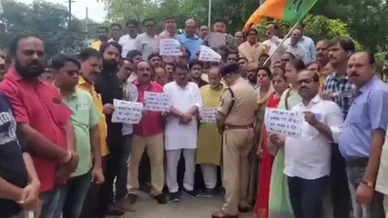 उज्जैन: कांग्रेस नेताओं पर FIR की उठी मांग, BJP कार्यकर्ताओं ने किया प्रदर्शन