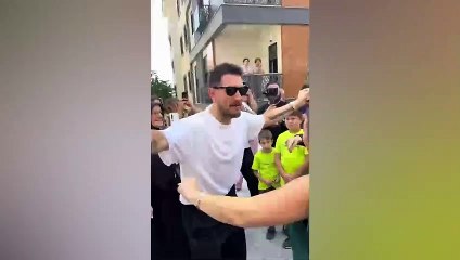 Uraz Kaygılaroğlu, arkadaşının gelin alma merasiminde göbek attı