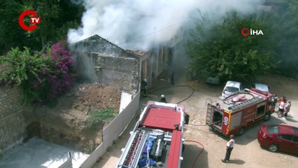 Bir tarihi ev daha yandı, muhtar tepki gösterdi: Artık oturup ağlayacağız