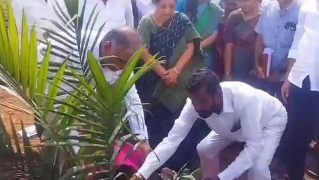 సిద్ధిపేట: ఆయిల్ ఫామ్ మొక్కలు నాటిన మంత్రి హరీష్ రావు