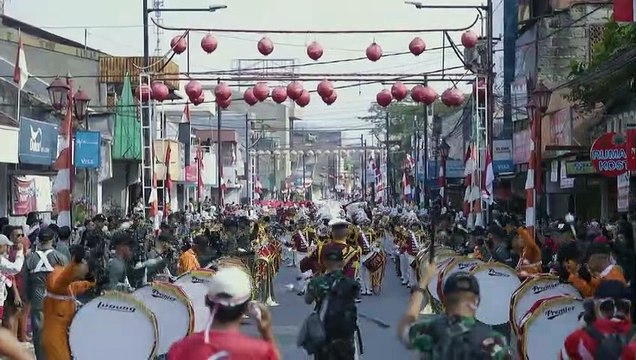 علم إندونيسي بطول مئة متر خلال الاستعدادات للاحتفال بعيد الاستقلال