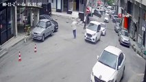 Bursa'da ilginç kaza: El freni çekilmeyen araç seyir halindeki araçlara çarptı
