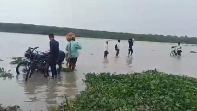 आजमगढ़: घाघरा नदी का जलस्तर बढ़ने से बढ़ी लोगों की मुश्किलें, तटवर्ती क्षेत्रों में कटान तेज