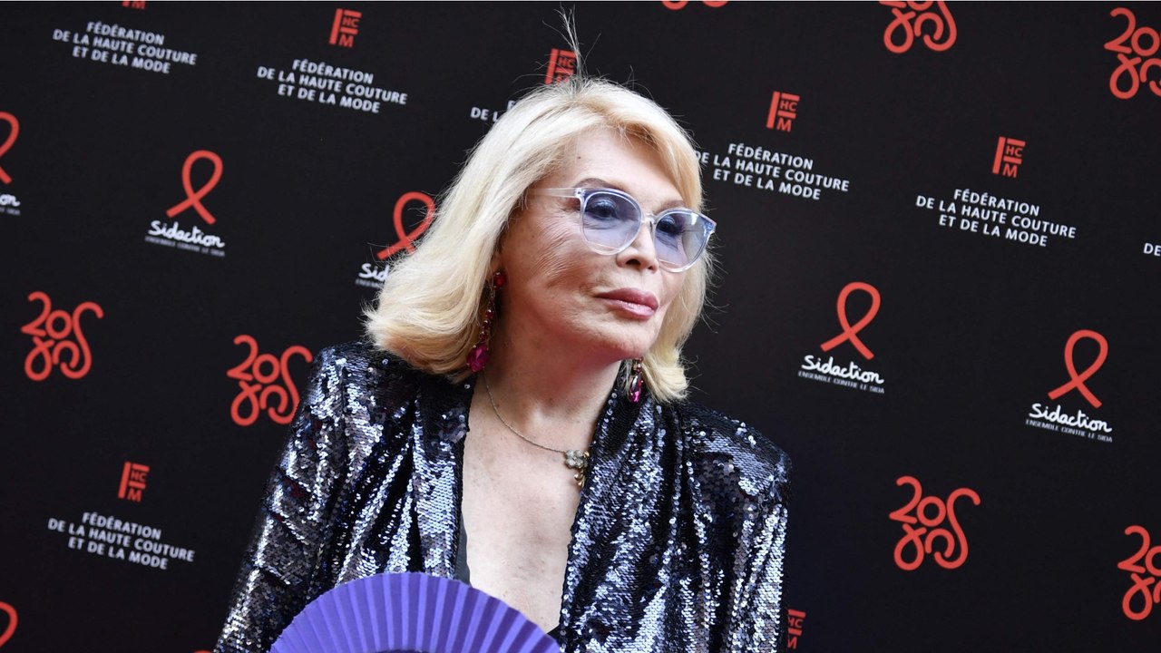 GALA VIDEO - Amanda Lear dévoile combien lui rapporte son titre n°1 en Corée du Sud (et vous êtes loin du compte)