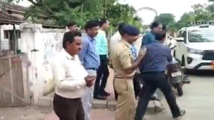 खरगौन: कलेक्टर एसपी ने किया निरीक्षण, स्कूली बच्चों को पढ़ाया पाठ