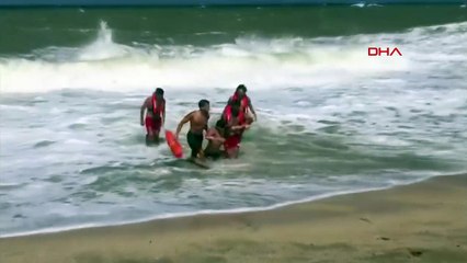 Arnavutköy'de Denize Girmek Yasaklandı, Ancak Vatandaşlar Uyarıları Dinlemedi