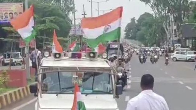 देवास: तिरंगा अभियान के तहत पुलिस कर्मियों ने निकाली तिरंगा यात्रा