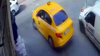 Pes dedirten hırsızlık! Taksiden indi, düşen telefonu alıp tekrar yoluna devam etti