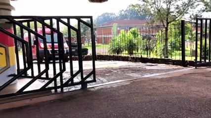 Homem lesiona o joelho durante partida de vôlei