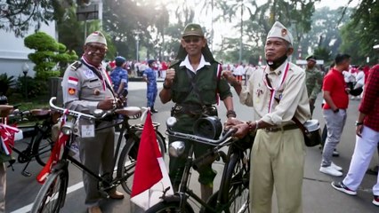 Multitudinario desfile en torno a la bandera de Indonesia para preparar el Día de la Independencia