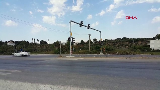 Işık ihlali yapan sürücü, minibüse çarpmamak için ters yöne girdi