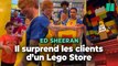 Aux États-Unis, Ed Sheeran surprend les clients de ce Lego Store et tease ses fans sur son prochain album