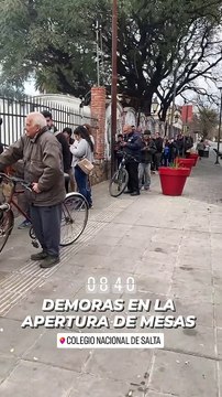 Quejas de votantes por demoras para la apertura de escuelas