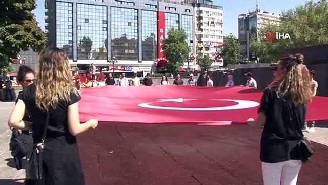 Başkent'te şehitler için saygı duruşu