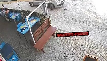 Uomo entra con l'auto in bar