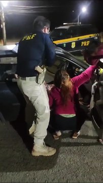 Policiais ajudam mãe em trabalho de parto a dar à luz em rodovia no Paraná