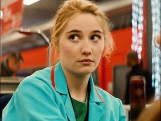 Les tribulations d’une caissière (TF1 Séries Films) : quel célèbre chanteur joue dans le long-métr