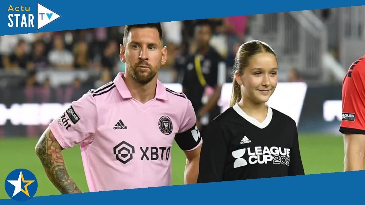 PHOTOS Harper Beckham  La fille de David et Victoria star sur le terrain, elle éclipse Lionel Messi