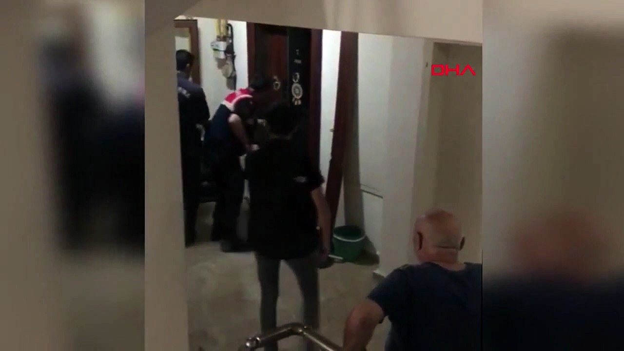 La jeune femme qui a tué sa mère et sa grand-mère à coups de hache s'est arraché le doigt et l'a avalé lors du bilan de santé