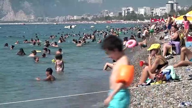 Le temps chaud a rempli les plages d'Antalya