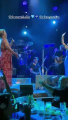 Demet Akalın s'inclina respectueusement lorsqu'elle entendit la voix d'Ebru Gündeş, avec qui elle avait un duo.